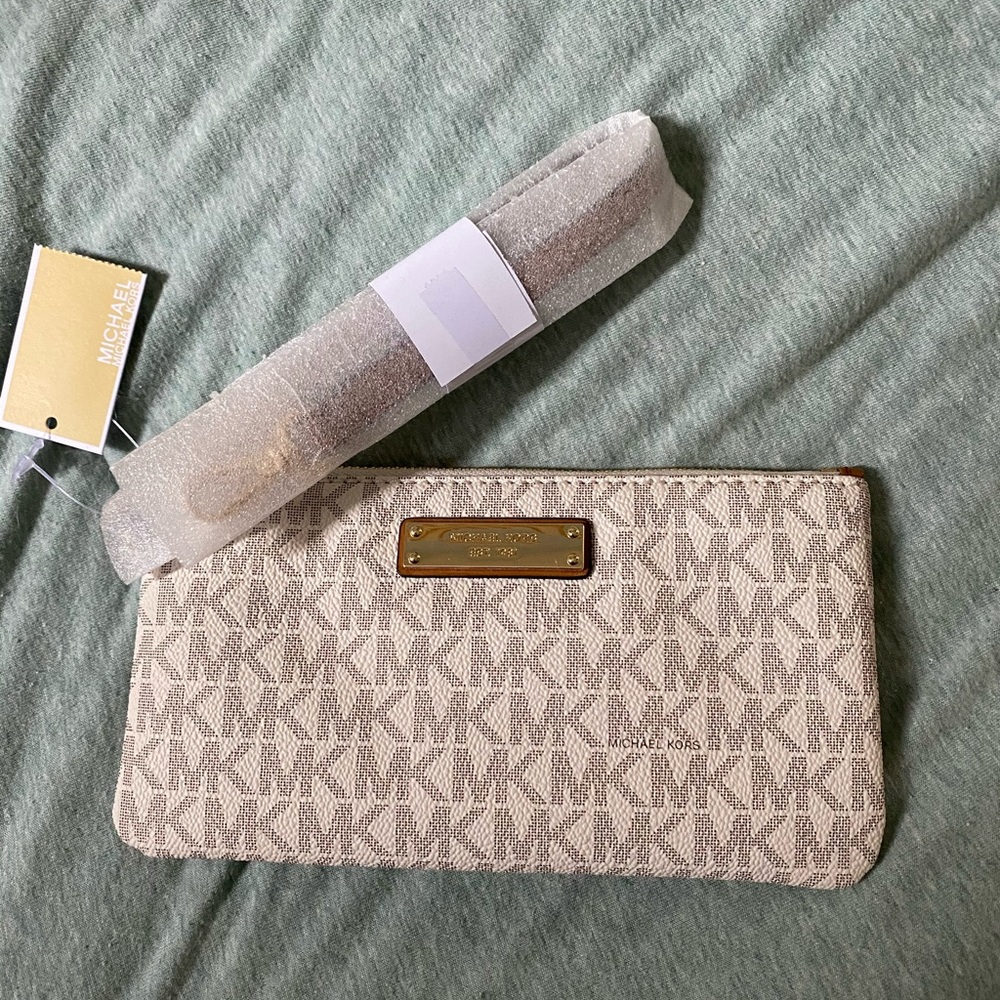 cute lil micheal kors wristlet.